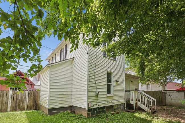 Building Photo - 3 Bed, 1 Bath Home with Fenced Backyard | Fresh Updates Throughout | Newark, OH