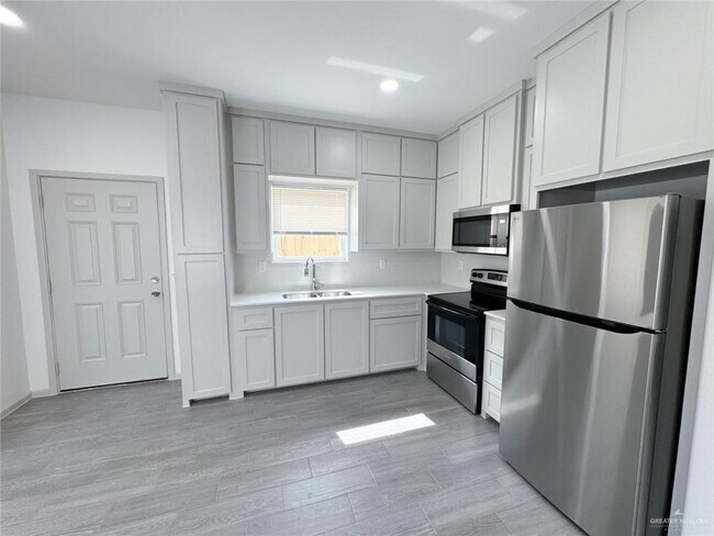 Building Photo - 18 S Alamo Rd