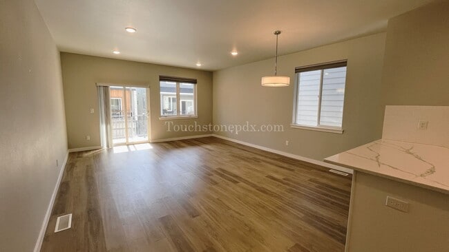 Building Photo - Modern 3-Bedroom Home!