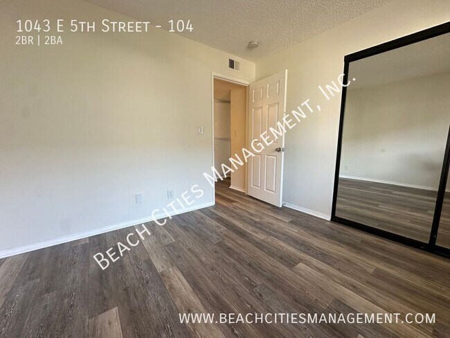 Building Photo - 1043 E 5th St