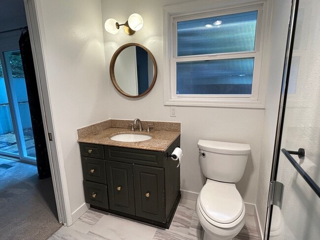 Building Photo - 4 Bedroom 2 bath Home on Quiet Street with...