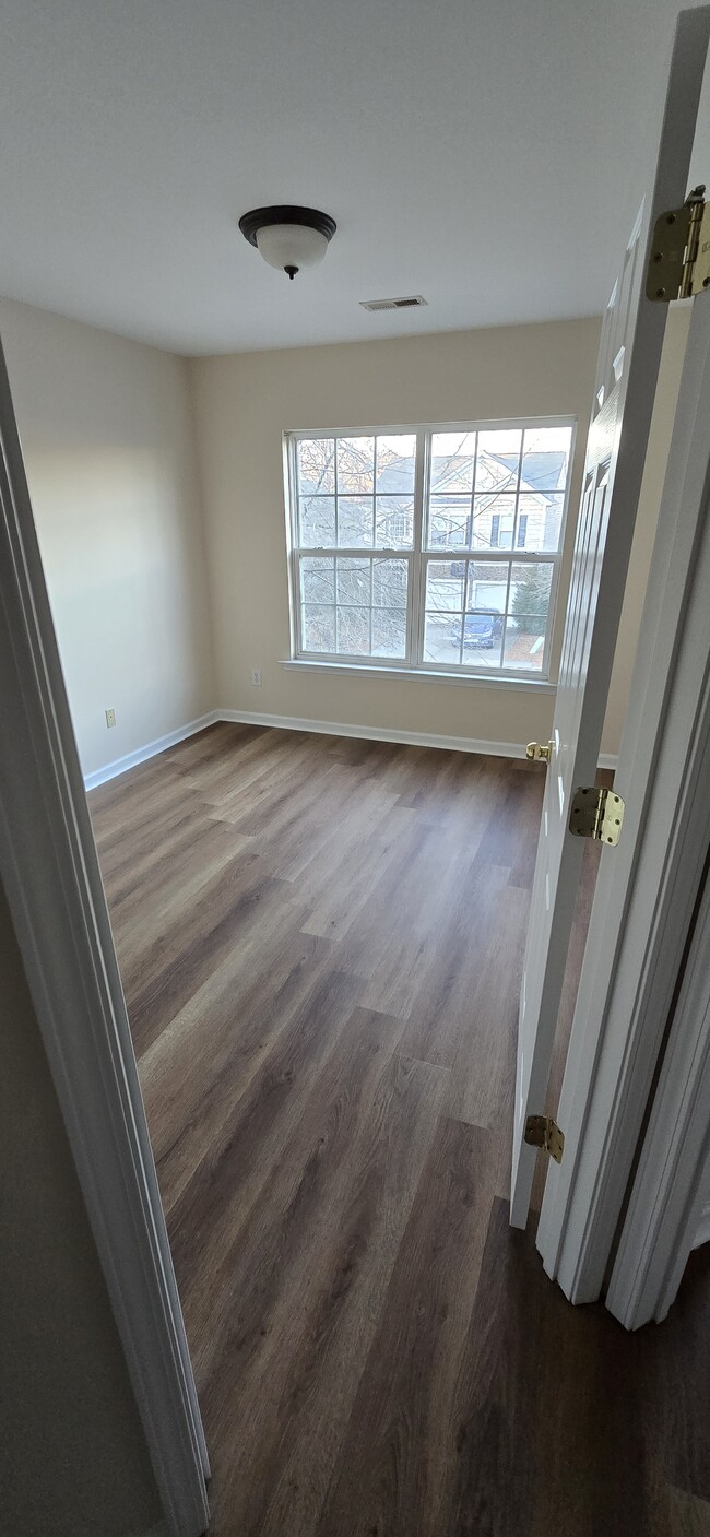 Third Room - 4911 Abercromby St