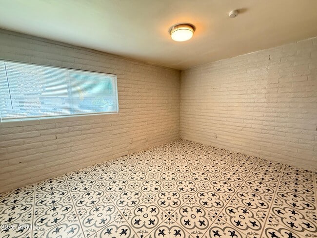 Building Photo - 1122 S McClintock Dr