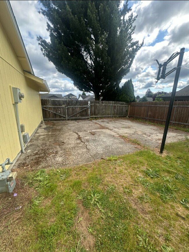 Building Photo - Ranch, 2 Bedroom + Bonus Room / Office.