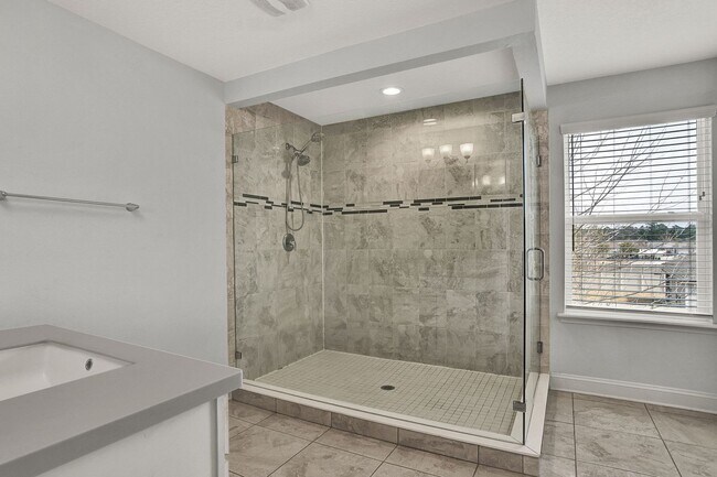 Building Photo - Beautiful 5/4 Home with Over 4k sqft, Fenced in Yard & 3 Car Garage! Pet friendly!