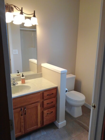 3/4 Bath - 4400 Manhattan W