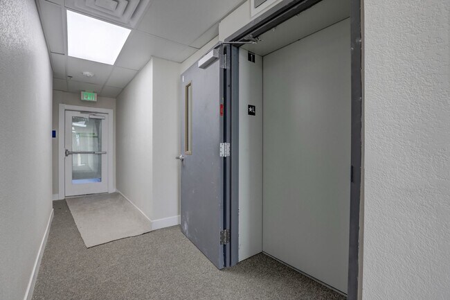 Building Photo - Modern 2 bedroom 2 bathrooms available in ...