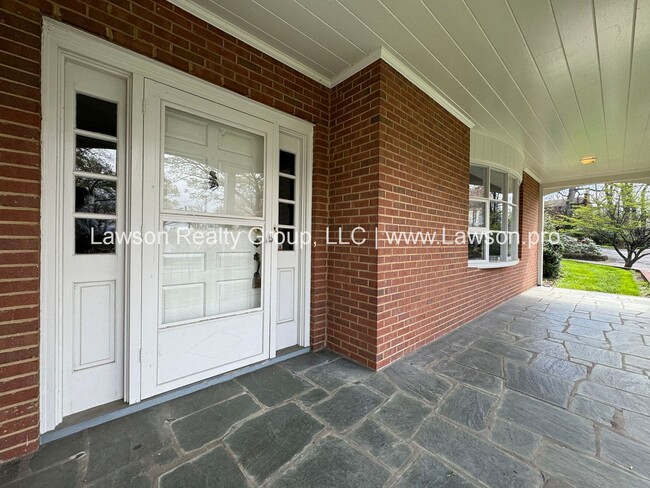 Building Photo - Spacious South Roanoke Home with Lawn Care Included