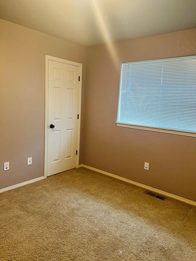 Building Photo - 4 Bed Home On 1.4 Acres In The Bitterroot ...