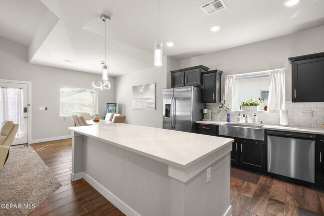 Building Photo - 14820 Mike a Mendoza Ave