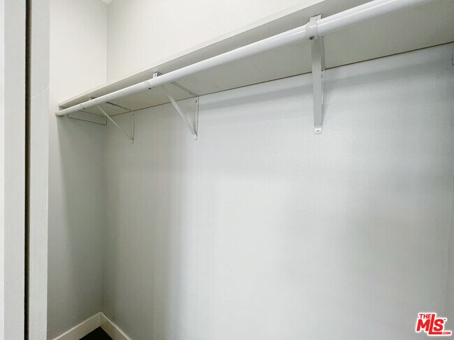 Building Photo - 2641 S Budlong Ave