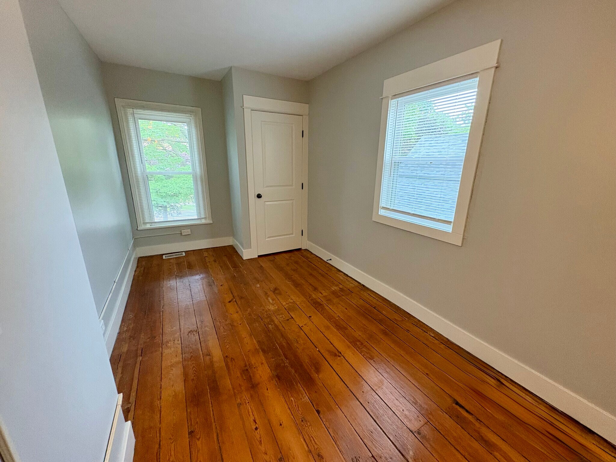 Building Photo - 704 Coit Ave NE