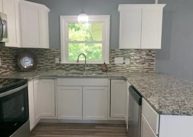 Building Photo - Cozy Ranch Home w/ Enclosed Sunroom, Fully...