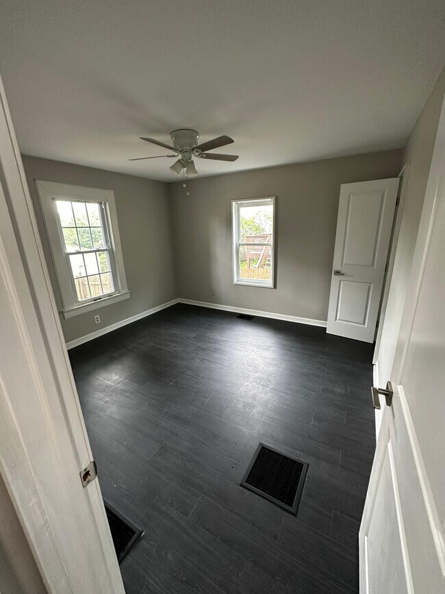 Building Photo - 327 N Clarendon Ave