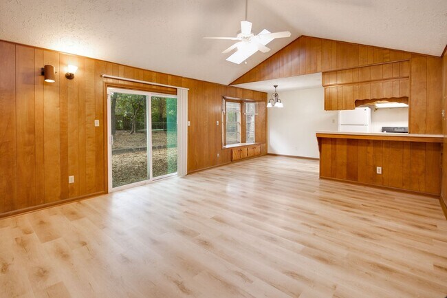 Building Photo - 1201 Francis Dr