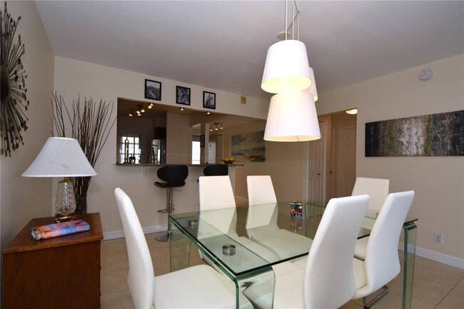 Building Photo - 400 Golden Isles Dr