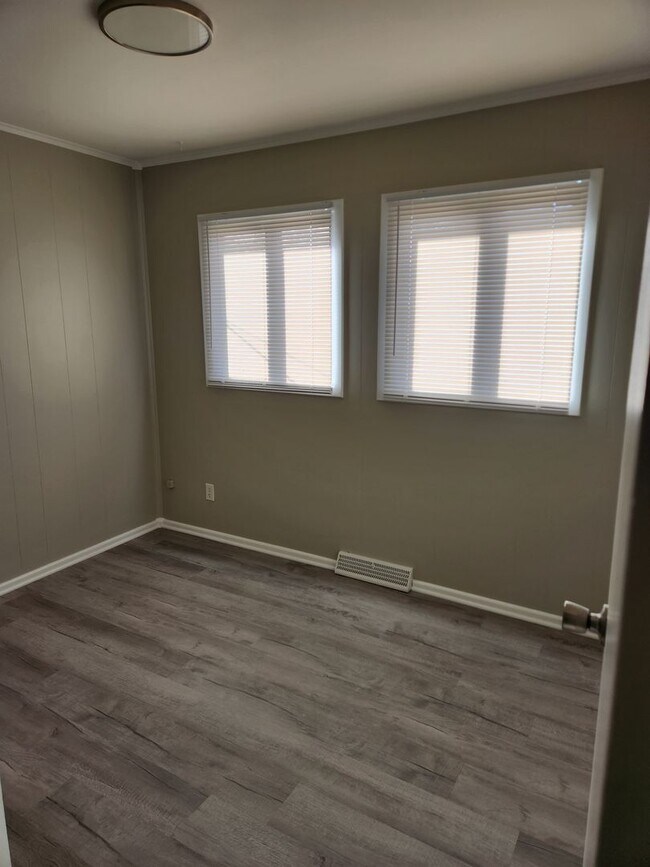 Building Photo - 3 bed, 2 bath, 1 car garage Newly remodeled with fenced backyard!