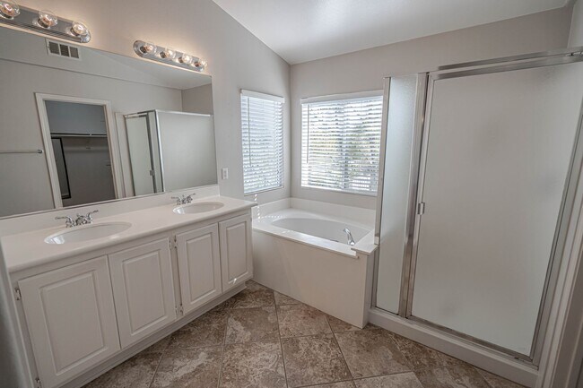 Building Photo - COMING SOON! 3 Bedroom Home for Rent in Santa Clarita!