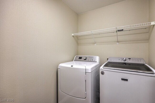 Building Photo - 7987 Delft Blue St