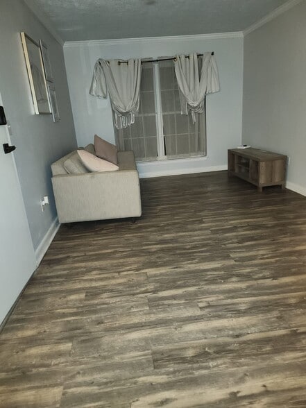 Building Photo - 2805 Northeast Expy