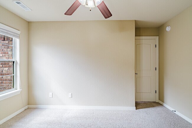 Building Photo - 602 SW Barn Valley Rd