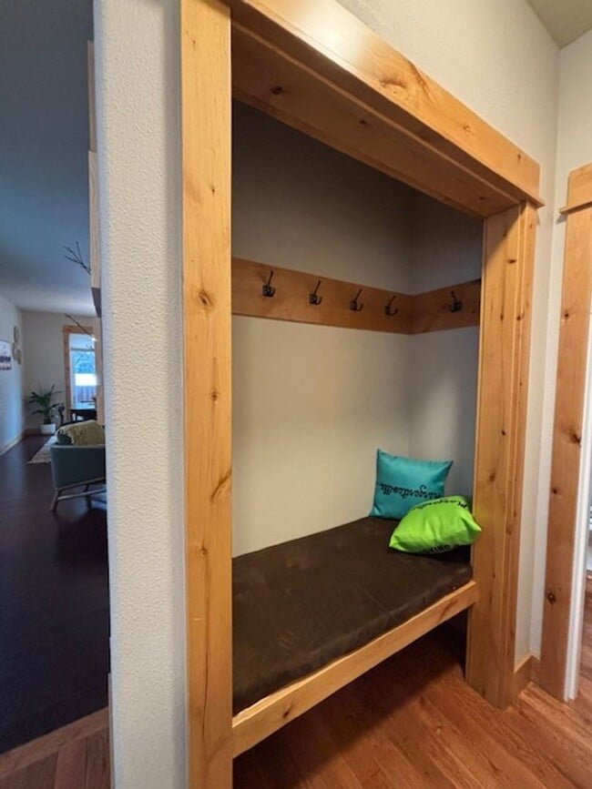Building Photo - Seasonal Rental - Available August 16, 202...