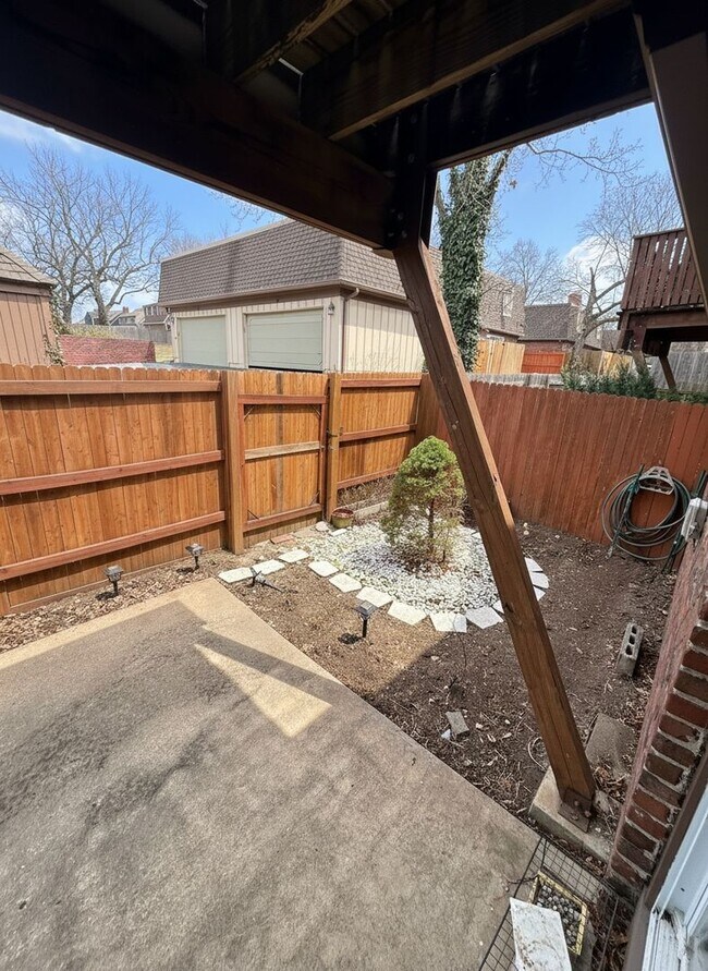 Building Photo - Fantastic Centrally Located Condo