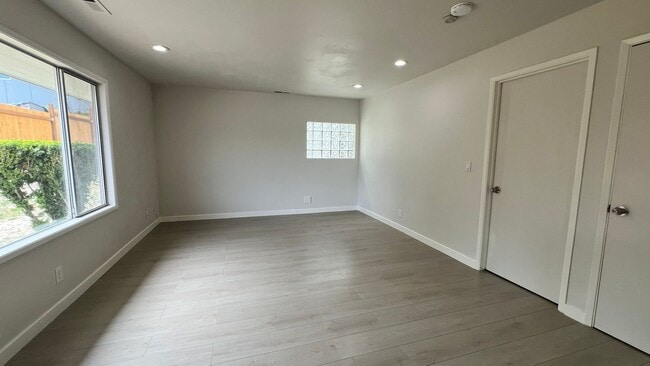 Building Photo - Newly Remodeled and Spacious 3 bedroom 1 b...