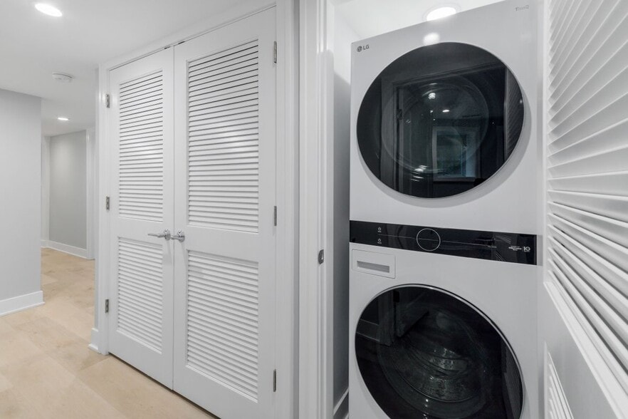 Building Photo - 935 W Winona St