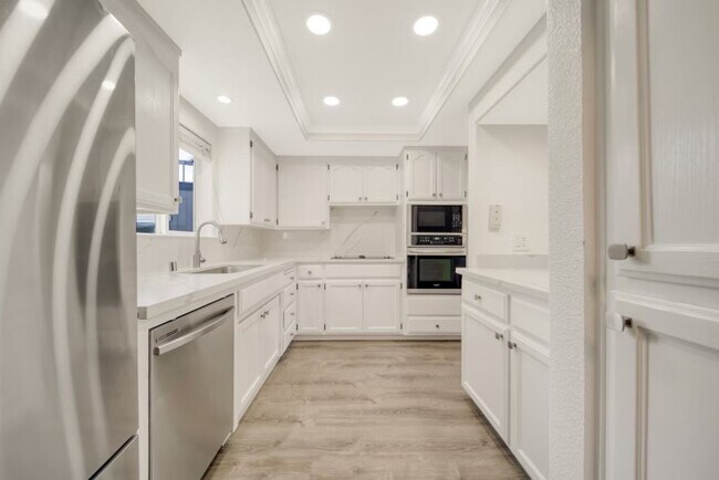 Building Photo - Wonderful Home with a Boat Slip and a Comm...