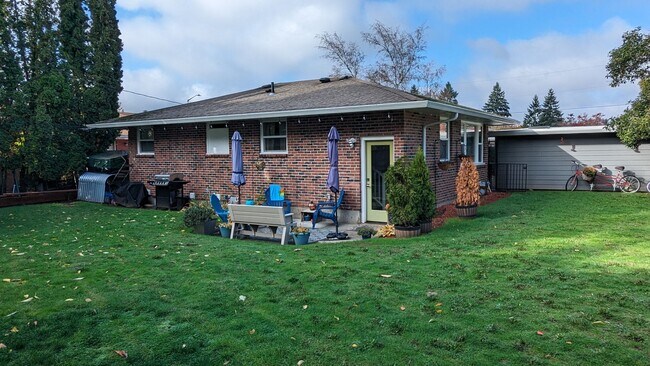 Building Photo - 121/123 N. Garrison Road