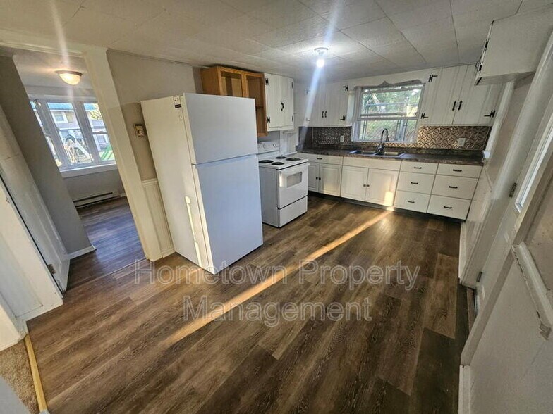 Building Photo - 178 Church St