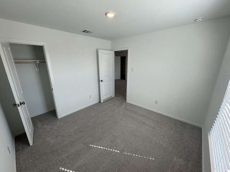 Building Photo - 335 Ice Shr Trl