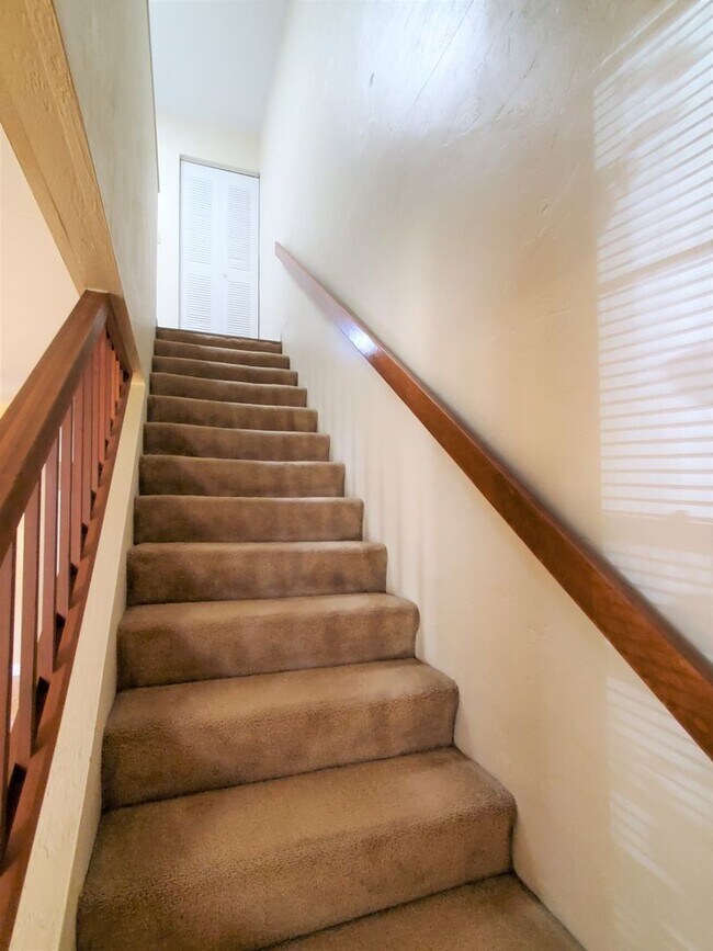 Building Photo - 2 bedroom, 1,5 bathroom townhouse in Mill Run