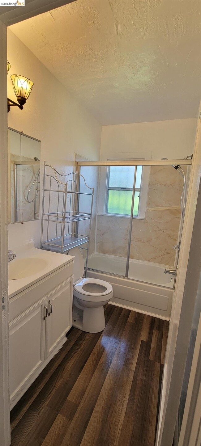 Building Photo - 1325 E 21st St