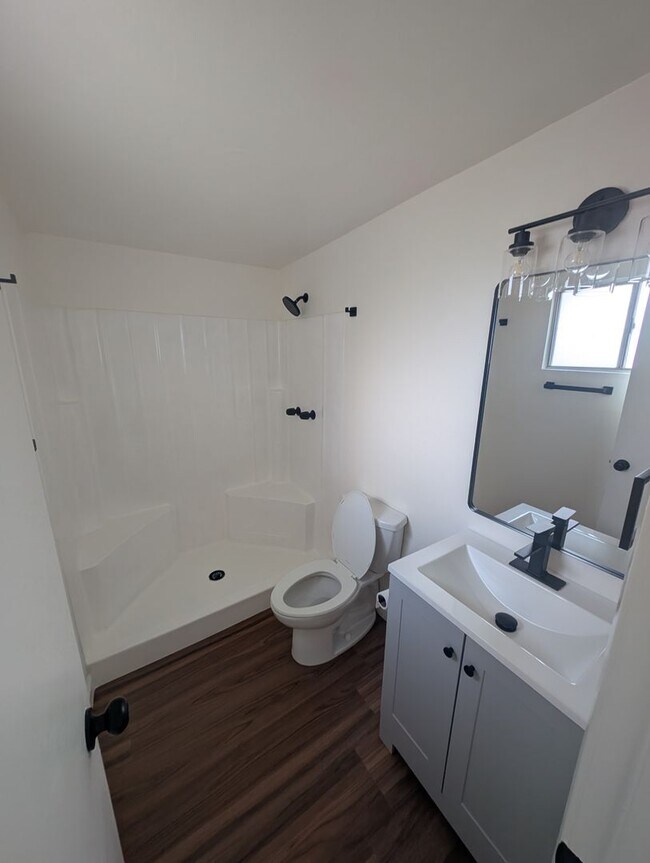 Building Photo - Freshly remodeled townhome two bedroom two bath beauty