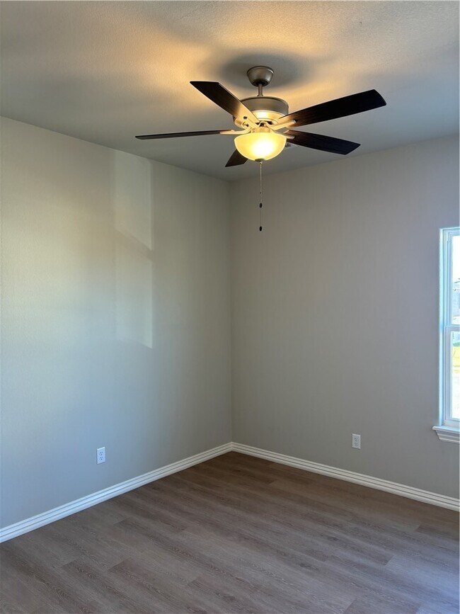 Building Photo - 1303 SW Poigai Wy