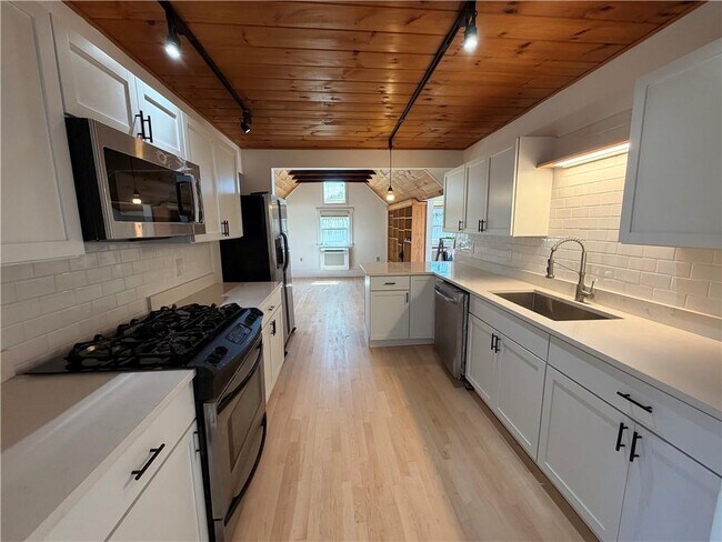 Building Photo - 112 King Phillip St