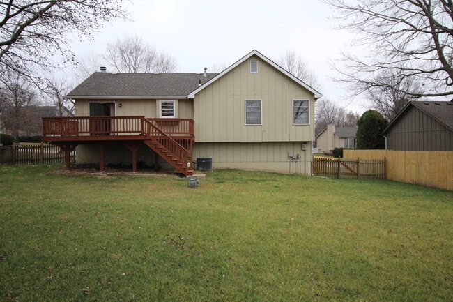 Building Photo - Huge 3 Bed 2.5 Bath home Overland Park