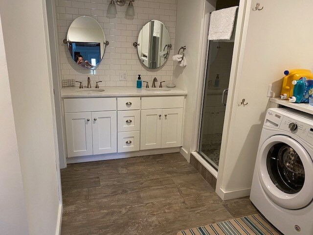 Full bath W&D - 7 Melville Ln