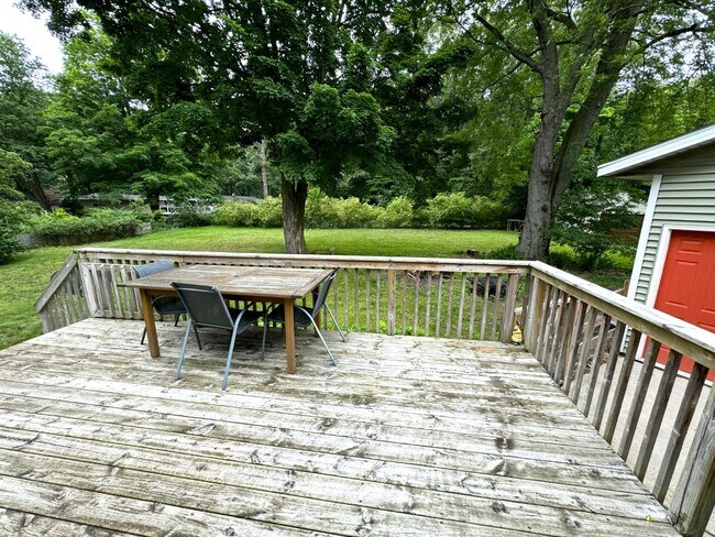 Building Photo - 144 Waukazoo Dr