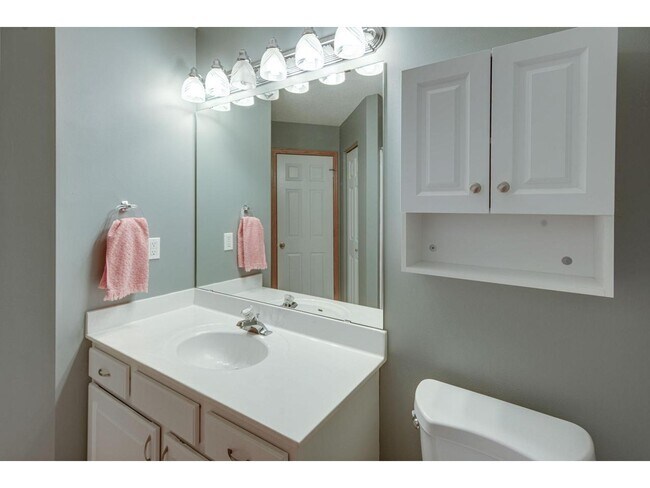 Building Photo - 1046 Providence Dr