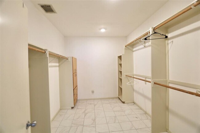 Building Photo - 402 Rosalie St
