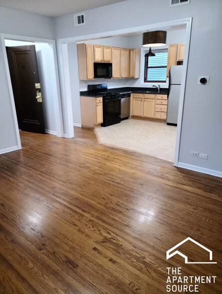 Building Photo - 3700 N Sheffield Ave