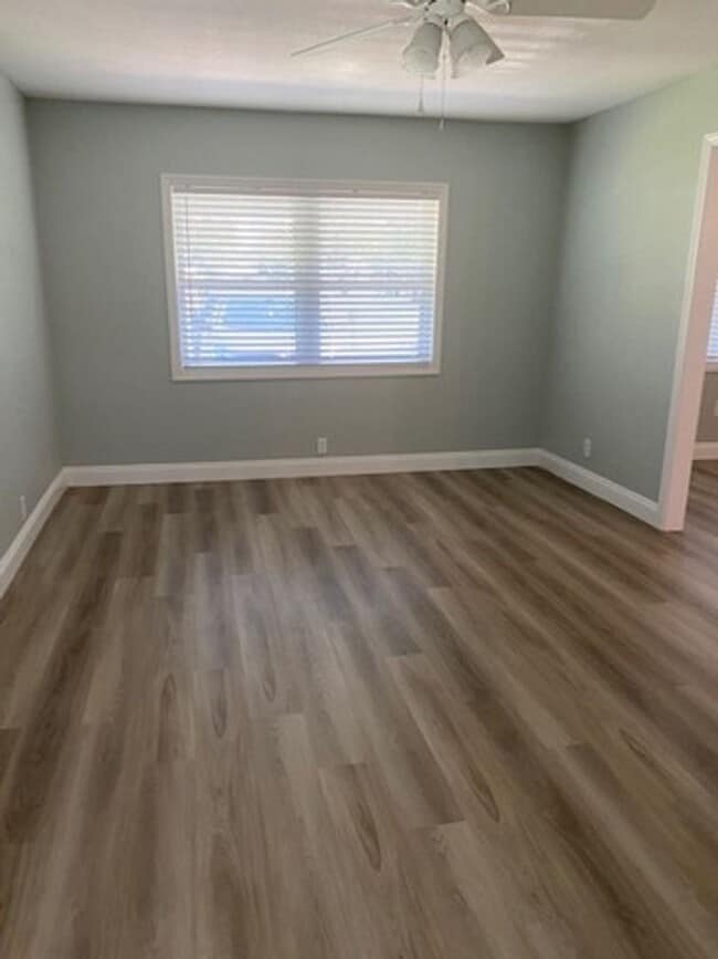 Building Photo - UPDATED 3B/1.5B Home in the Heart of Ft. Walton Beach