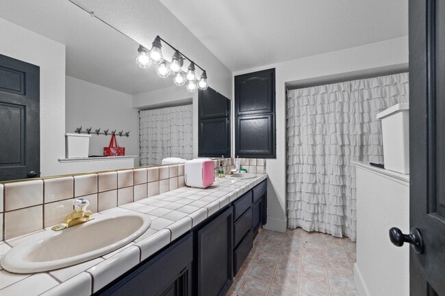 Building Photo - 8780 Harrogate Ct