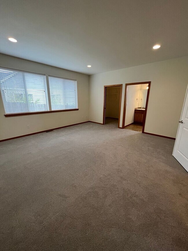 Building Photo - 3 Bed 2 Bath Single Story House with Garage
