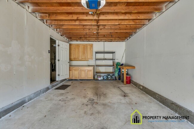 Building Photo - Inviting 3-Bedroom, 2-Bathroom Residence w...