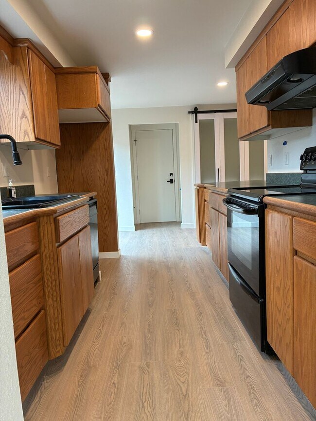 Building Photo - 3 Bedroom 2 Bath in Scappoose- Do Not Miss...