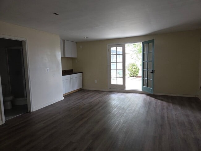 Building Photo - PRIVATE 3 bed/3 bath HOME + LARGE BONUS ROOM. NO OTHER UNITS ON PROPERTY.